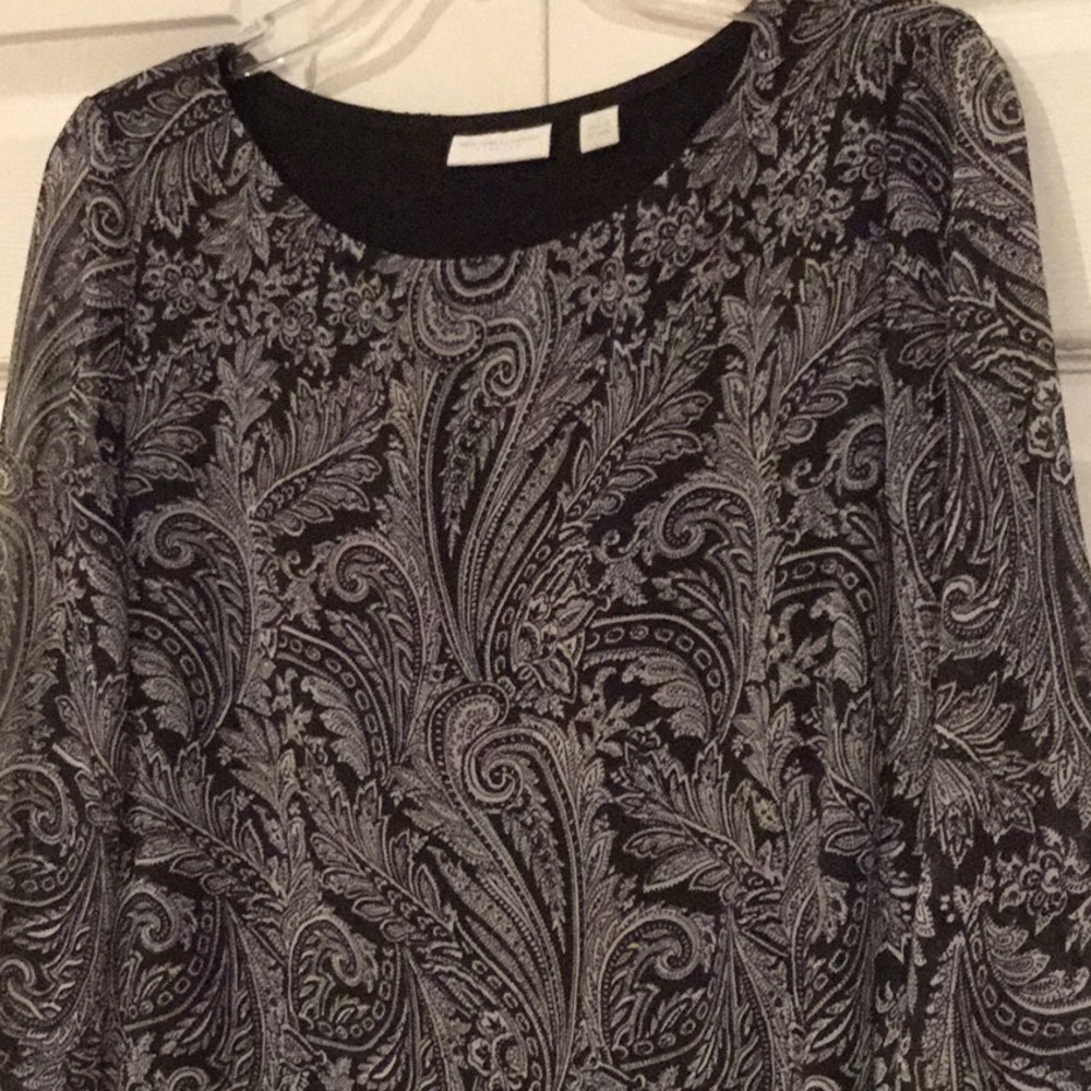 Black & White paisley top.🌺